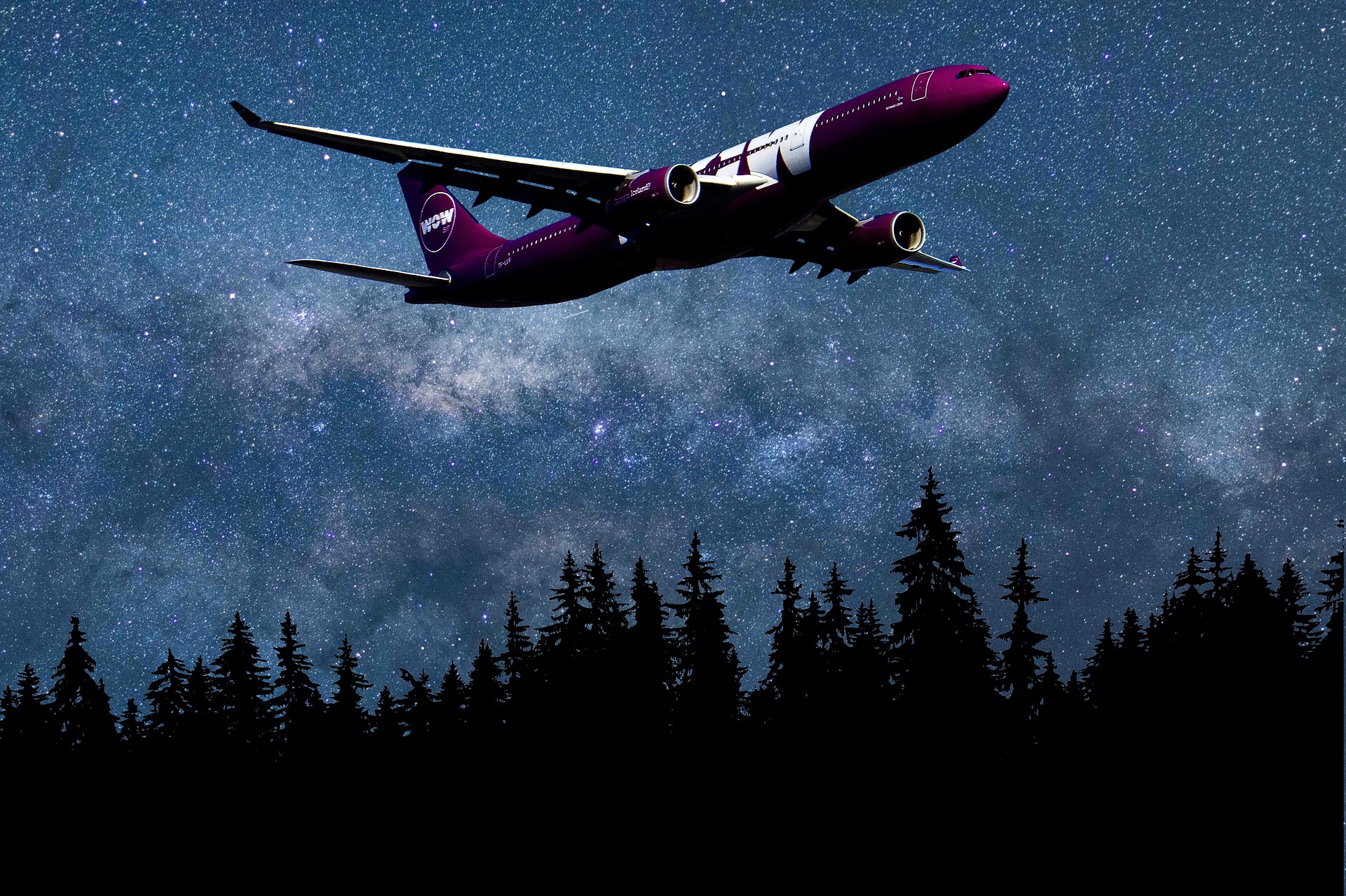 Tieffliegendes Flugzeug bei Nacht