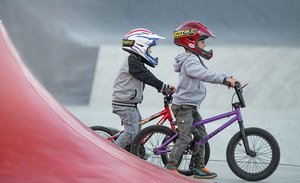Zwei Kinder auf BMX-Rädern