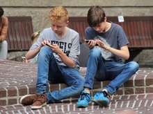 2 Kinder mit Smartphone